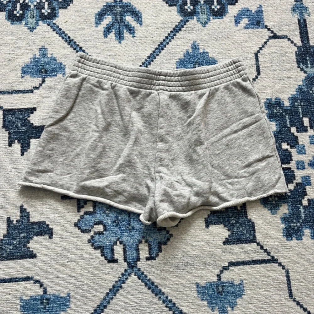 Aritzia TNA Grey Sweatshorts Size S - Picture 4 of 4